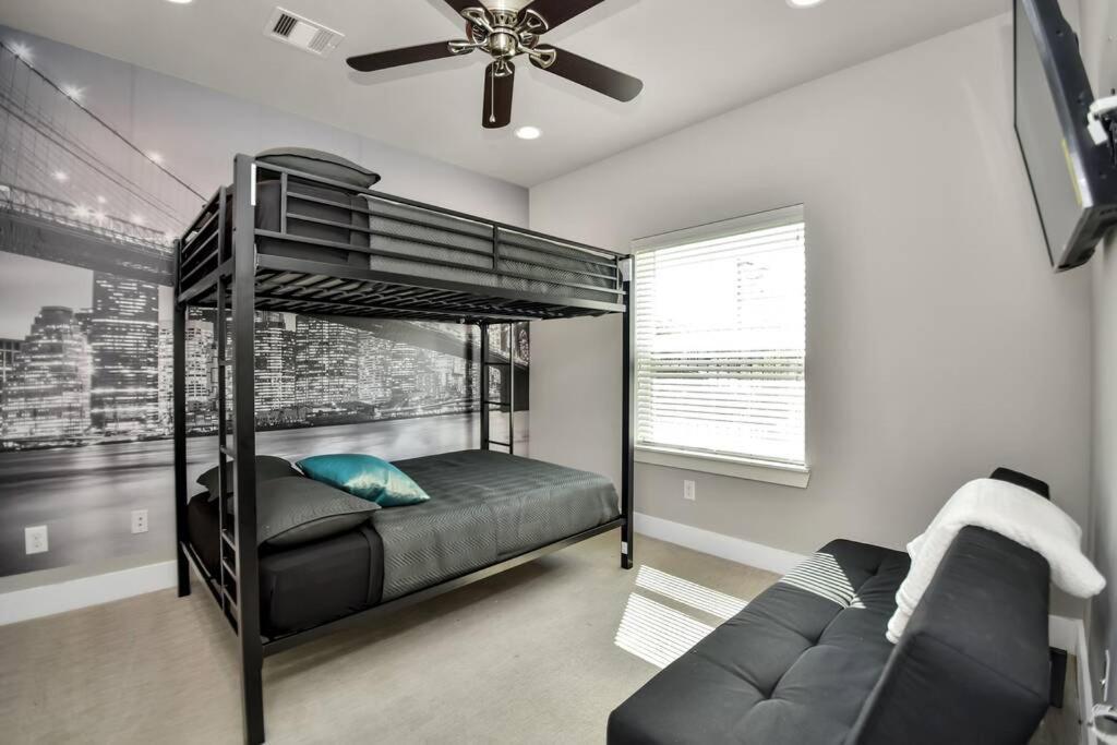 Amazing Rooftop! Downtown Skyline Views!!! Sleeps 15 휴스턴 외부 사진